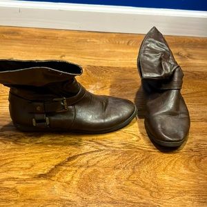Brown women’s size 7 slouch flat pull on boots